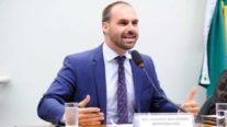 "Enfia no rabo, gente", diz Eduardo Bolsonaro sobre máscara