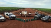 Traficantes abandonam avião em pista de pouso e escondem 450 kg de droga em canavial em MT