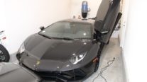 EUA prendem homem que usou verba de auxílio a empresas na pandemia para comprar um Lamborghini, uma Ferrari e um Bentley