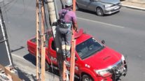 Trabalhador leva choque em poste de energia, fica pendurado em escada e é socorrido em Cuiabá