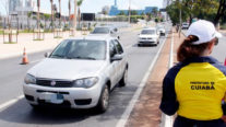 Agentes de Trânsito salvam animais que estavam dentro de carro em  exposição excessiva ao calor