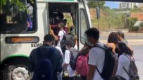 Pontos de ônibus ficam lotados após início das aulas nas escolas estaduais em Cuiabá