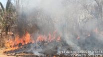 Aeronave e helicóptero são usados para tentar apagar incêndio no Morro de Santo Antônio (MT)