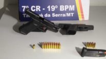 Policiais apreendem pistolas e munições após homem ser atingindo por tiro acidental em hotel