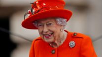 Rainha britânica Elizabeth aparece bem disposta depois de internação