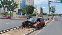 Motorista abandona carro após bater em poste e carro ficar destruído em Cuiabá