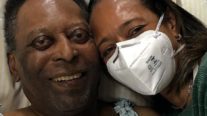 Filha de Pelé atualiza seguidores sobre cirurgia do pai: ‘Em dois ou três dias volta para casa’