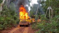 Ibama incendia maquinários que eram usados em exploração ilegal de madeira em MT