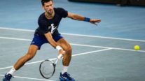 Juiz australiano suspende expulsão de Novak Djokovic