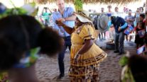 Príncipe William e Kate dançam e fazem chocolate durante turnê em Belize