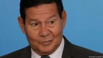 Mourão ri ao ser questionado sobre torturas na ditadura