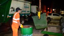 Caminhão de coleta de lixo pega fogo em Cuiabá