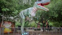 Praça vira 'Vale dos Dinossauros' e exposição gratuita atrai curiosidade com réplicas dos animais em MT