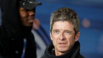 Noel Gallagher leva pontos após cabeçada em comemoração de título do Manchester City