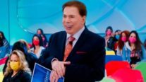 Calça de Silvio Santos cai e apresentador fica só de cueca no palco; veja vídeo