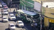 Ônibus invade loja após falha mecânica no Centro de Cuiabá