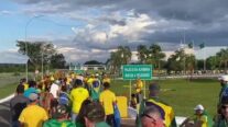 Manifestantes se reúnem no Palácio da Alvorada antes da diplomação de Lula