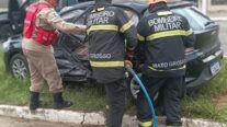 Bombeiros realizam desencarceramento de vítima presa em ferragens de carro após acidente de trânsito