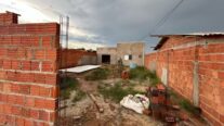 Polícia encontra casa em construção com piscina em área invadida por ‘sem-teto’ em Cuiabá