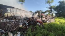 Corpo de Bombeiros combate incêndio em carreta que transportava algodão