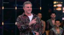 Luciano Huck tropeça e quase cai ao vivo durante exibição do ‘Dança dos Famosos’; assista