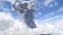 Vulcão entra em erupção na Indonésia e expele coluna de fumaça de 1,5 km de altura