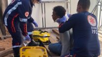 Bombeiros socorrem homem que caiu de telhado de 3 metros de altura