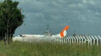 Avião da Gol ultrapassa pista de pouso e é rebocado por tratores em aeroporto de MT