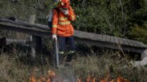 Vinte e oito bombeiros combatem incêndio na Estrada de Chapada; PM controla trânsito na região