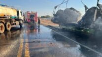 Bombeiros auxiliam em combate a incêndio em carga de algodão em carreta