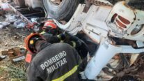 Bombeiros retiram corpos de vítimas que ficaram presas às ferragens em acidente na BR-158