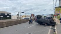 Carro capota após acidente com três veículos e bloqueia parte de avenida em Cuiabá