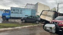 Caminhão tomba em cima de carro e deixa trânsito congestionado em Várzea Grande (MT)