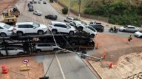 Caminhão cegonha derruba semáforo em avenida e interdita trânsito em Cuiabá